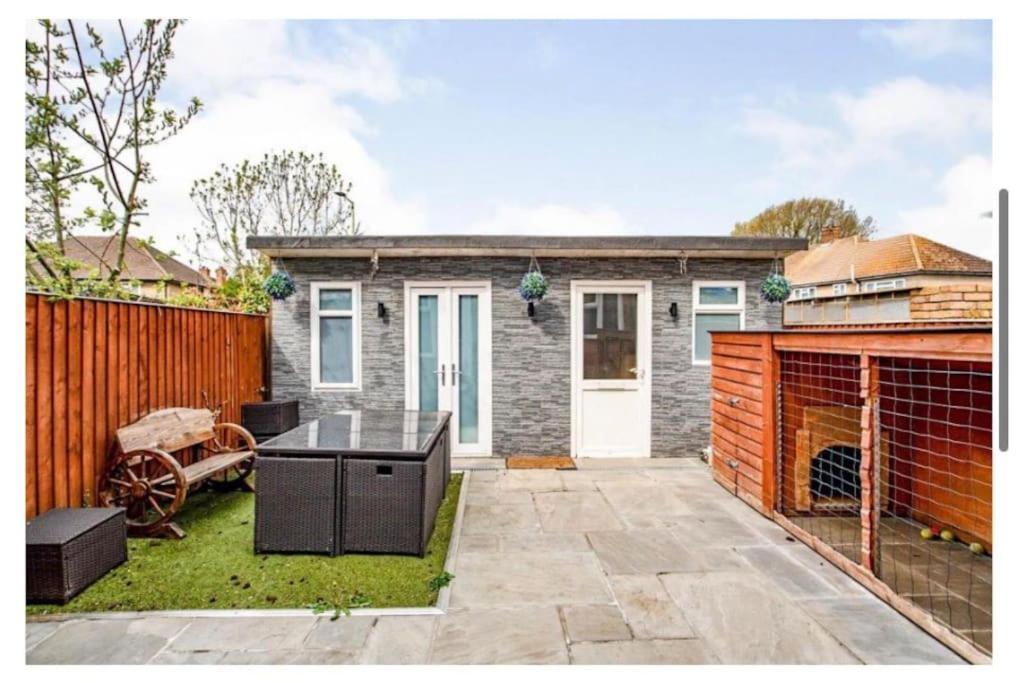 2 Bed - Walking Distance To Harry Potter Studio Watford  Luaran gambar