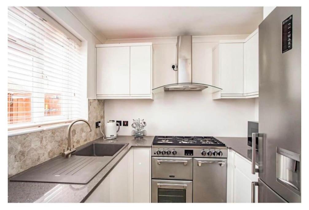 2 Bed - Walking Distance To Harry Potter Studio Watford  Luaran gambar